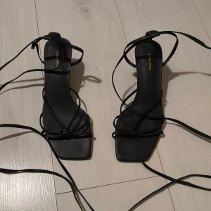 Kitten heels med snörning - Kitten heels från & Other Stories storlek 37. 