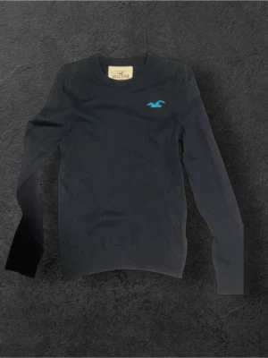 Hollister tröja - En riktigt fet mörkblå stickad tröja från Hollister. Nypris är ~1000kr mitt pris: 299kr