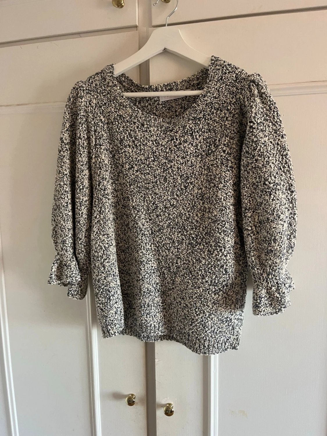 Svartvit stickad tröja med puffärm - 1