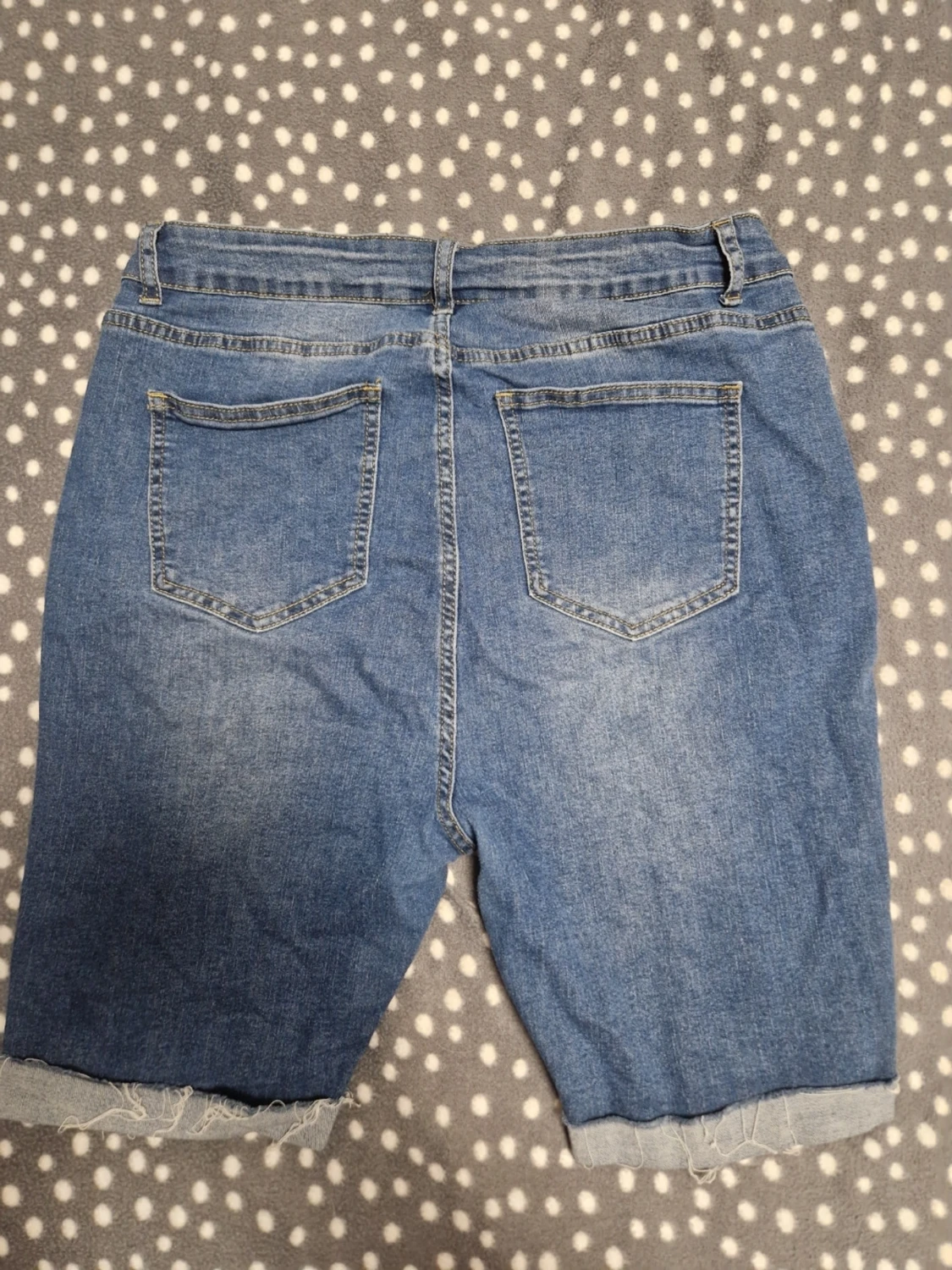 Blå jeansshorts med slitningar - 1