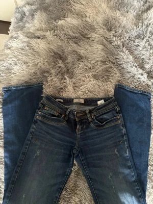 Low waist jeans - Boor gut ltb jeans i modellen valerie, jeansen är super snygga och alltid slutsålda. Dessa  jeans är tyvärr för korta för mig som är 174cm lång och därför säljer jag de tyvärr. De är endast testade. Storlek W25 L32