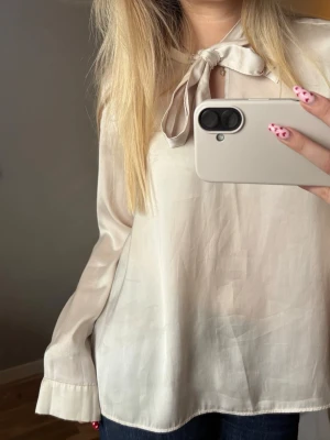 Blus med rosett - Otroligt fin blus med rosettknyte😍💝Jättefin kvalitet och knappt använd! Från Stockh LM🎀🙏🏽