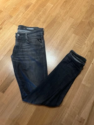  Replay Anbass jeans  - Ett par snygga replay jeans i storlek w32 L34 men kan även passa någon storlek mindre 👍🏻 använda men i bra skick ca 7-10 inga skador ✅ pris 299 men det går att diskuteras🔥