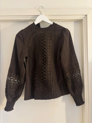 Blus Neo Noir - Snygg unik från Neo noir🤎Säljer då den inte kommer till användning!