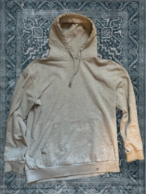 En grå hoodie - Säljer min grå hoodie. Dem är använda. Priset kan diskuteras!