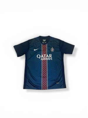 PSG Tröja - 25/26 - PSG 25/26 tröja med Ousmane Dembelé på baksidan 🇫🇷 Storlek M 👕 Helt oanvänd✅ Fan Version 🏟️