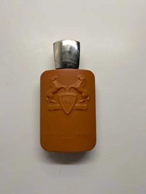 Parfums de Marly Althaïr Eau de Parfum - Säljer min Pdm parfym eftersom jag har en hel del parfymer och den används inte mycket. Finns ungefär 100ml kvar i flaskan så en hel kvar att använda. Köpt för 3000kr på Åhlens. KVITTO FINNS! Först till kvarn! Pruta inte ner priset om jag redan godkänt ditt erbjudande!