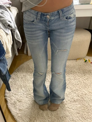 Lågmidjade jeans TALL - Så så snygga väldigt lågmidjade jeans från Gina 14+ i TALL💗💗💗💗💗 Har några små fläckar som jag la märke till nu men inget jag har tänkt på vid användning (se bild 4!!) Innerbenslängd ca 86cm och midjemått ca 36cm (+ stretch)