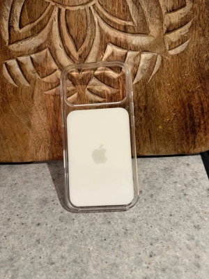 Apple iPhone 17 Pro - Clear Case med MagSafe - Hej,  Säljer ett Apple iPhone 17 Pro - Clear Case med MagSafe i mycket gott skick, inköpt för 3 veckor sedan  Nypris 695 kr