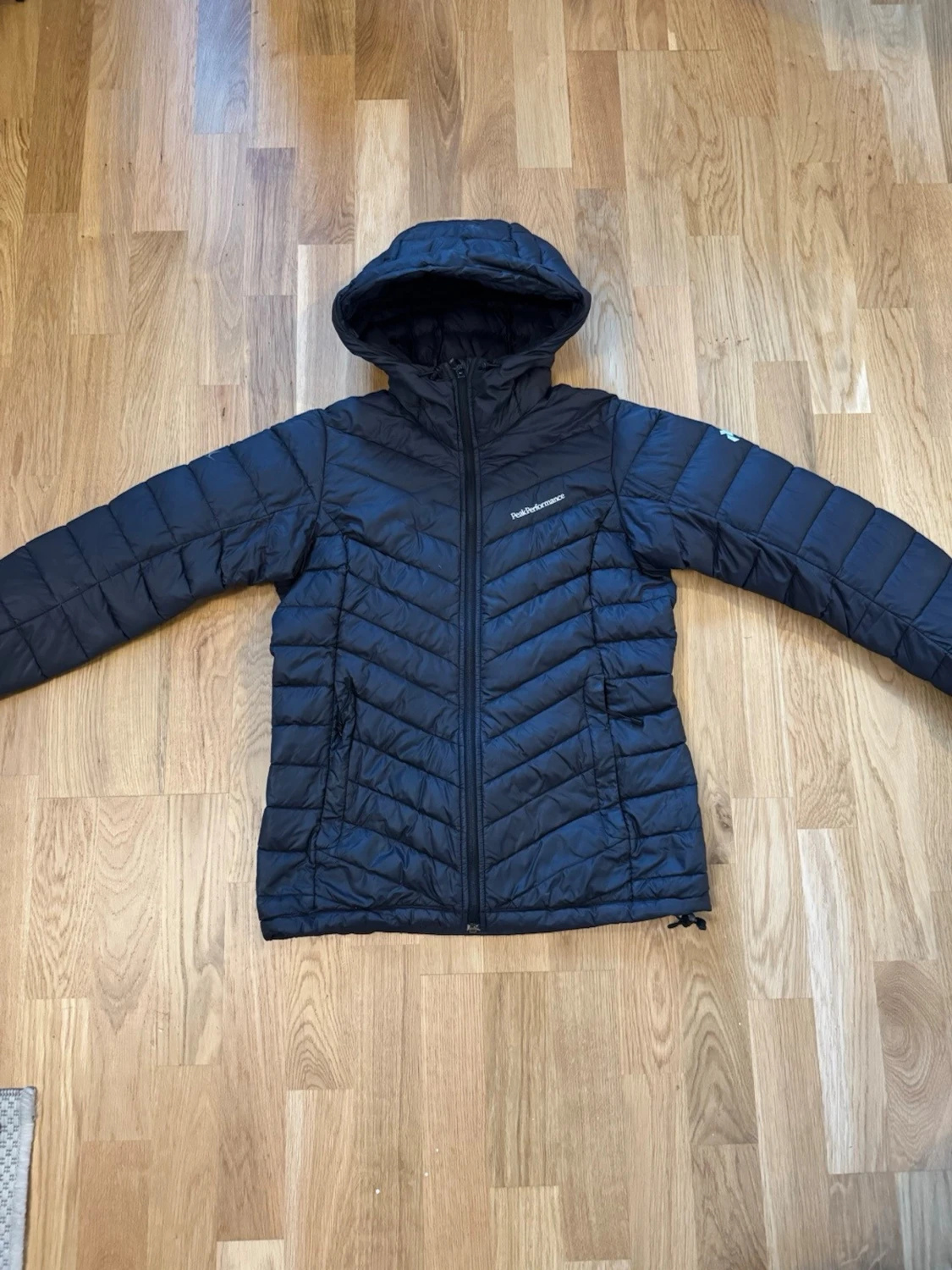 Svart dunjacka Peak Performance