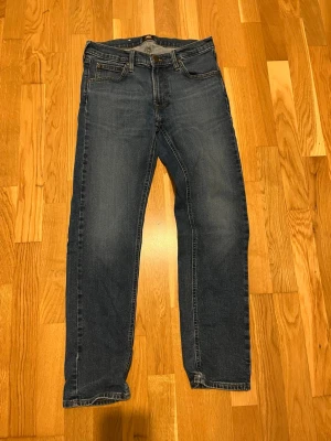 LEE DARREN ZIP FLY W30 L30 - Fina och stiliga jeans som passar att styla med nästan vad som helst och jeansen är i regular fit så du kommer få ett bekväma par jeans och jeansen är inköpta på Brothers för 1090kr. Storleken på jeansen är W30 och L30