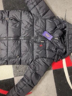 Svart dunjacka från Polo Ralph Lauren - En mycket fin Ralph Lauren jacka som är köpt från boozt för 4490kr, kvitto finns och har du nån fundering över något är det bara att fråga☺️