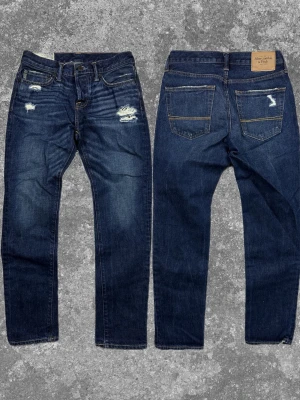 Jeans mörkblåa   - Simpla och trendiga! Mycket bra skick, skriv vid fundering. Mått: A:35 B:72 C:25 D:20 E:16 (cm) ✌️