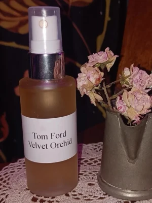 Parfym edp 50ml - Säljer en parfym vars doft liknar Tom Fords Velvet Orchid. Flaskan är 50 ml och endast testad. Koncentrationen av doftoljor är högre än i en edp vilket innebär att doften sitter kvar längre än en edp. Säljer parfymen då doften inte passar mig.  