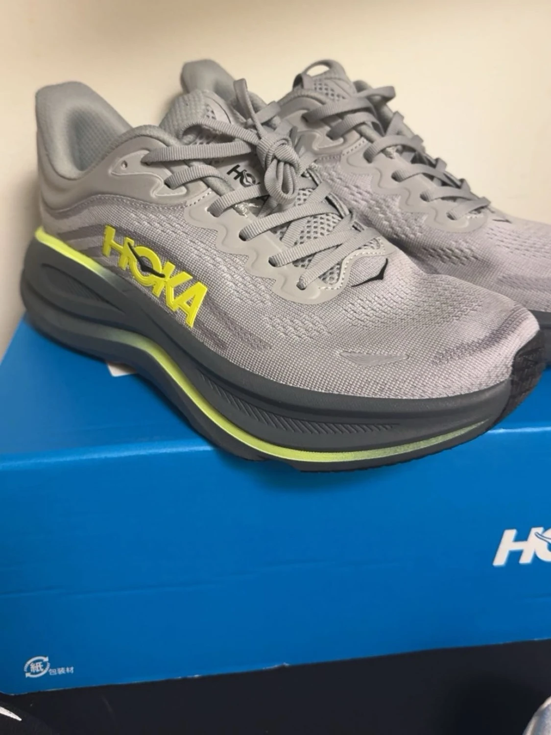 Gråa Hoka sneakers med neongula detaljer - 1