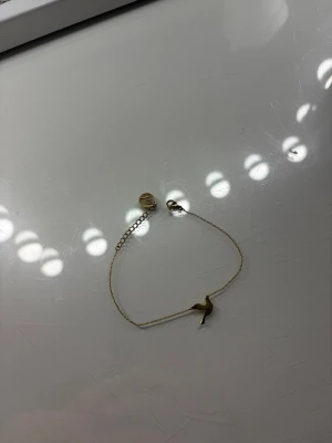 Edblad armband - Säljer detta fina guldiga ”dove guld armbandet” från Edblad. Armbandets justerbara längd är 15,5cm-18,5, 14k guldplätering på rostfritt stål,  vatten tåligt. Original pris:249kr 