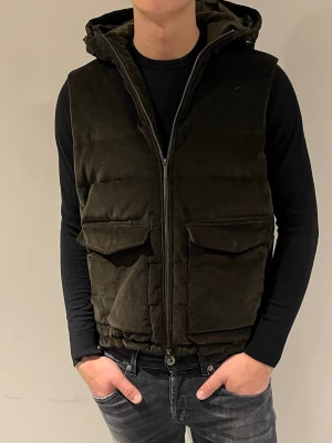 Stenströms väst  - Säljer nu min snygga och väldigt sällsynta stenströms väst i grön Manchester. Storlek M men passar även S. Modellen är 180cm. Hör av er vid fler frågor 