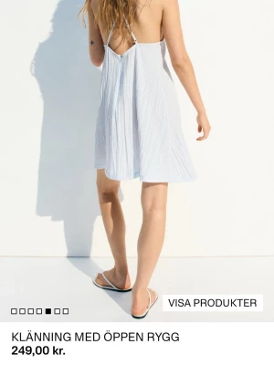 Ljusblå randig klänning med öppen rygg - Snygg kortklänning i ljusblått med tunna vita ränder och öppen rygg. Perfekt till sommaren💗aldrig använd, men utan lapp 