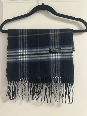 Burberry scarf - rutigt mörk blå mönster  - En rutig burberry scarf med färgen mörk blå                                          Perfekt nu inför det kalla vädret                                                        Priset går att diskuteras så fråga på