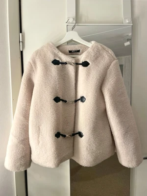 Beige teddyjacka från Gina Tricot - Beige/cremevit superfin jacka ifrån Gina Tricot, perfekt nu till våren! 🌸🤍 Endast använd ett fåtal gånger. Nypris: 799kr (säljs ej längre).