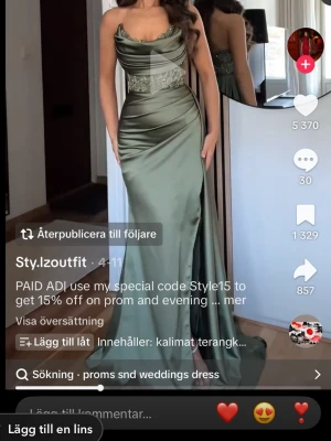 Olivgrön klänning  - Super fin klänning som passar perfekt för olika evenemang som tex bröllop eller bal. Den är även sydd i efterhand hos en skräddare för att sitta bättre vid midjan samt längd (är 157 plus klackar på andra bilden) endast använd en gång nypris 2620 plus skräddare. Pris går att diskutera