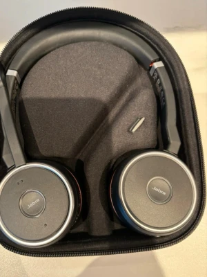 Jabra trådlösa over-ear hörlurar - Snygga svarta over-ear hörlurar från Jabra med silverdetaljer. De har Bluetooth och sitter bekvämt runt öronen. Perfekta för musik, gaming eller samtal. Kommer i ett smidigt fodral och har en modern, stilren design.