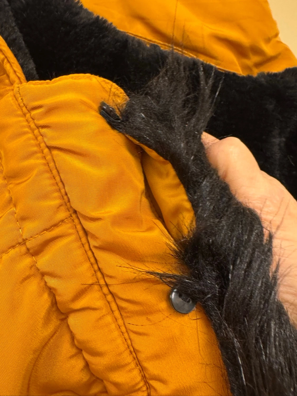 Senapsgul quiltad jacka med svart fuskpäls från Seventyseven.  - 5