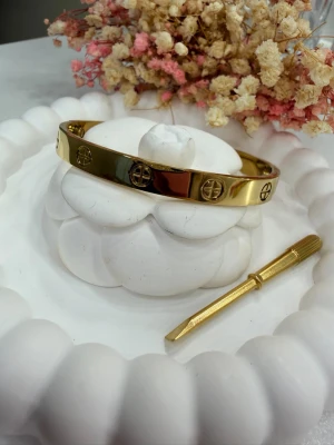 Väldigt fint armband  - Ett elegant armband i rostfritt stål, pläterat med 18K guld för en lyxig och stilren look. Perfekt att bära ensam eller att kombinera med andra armband för en trendig stil 💛  Finns i storlek 17 och 18.