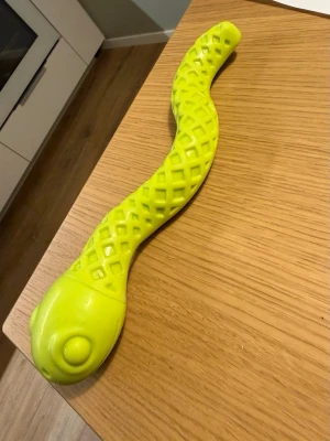 Aktiveringsleksak orm - Rolig aktivitetsleksak som håller hunden sysselsatt. Kan fyllas med hundgodis eller paté. 26 cm. I bra skick.