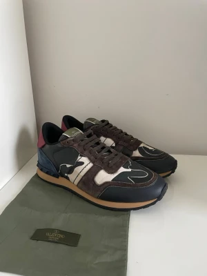 Valentino Rockrunner skor  - Säljer nu dessa Valentino rockrunner skor, skriv för fler bilder/frågor🙌🏼