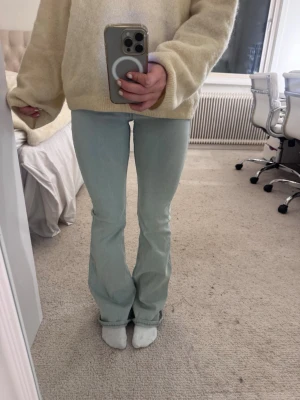 Weekday Ljusblå bootcut jeans - Säljer ett par superfina ljusblå jeans med utsvängda ben från Weekday. Sitter jättebra och är stretchiga och bekväma. Perfekta till vardag och enkla att matcha.💕