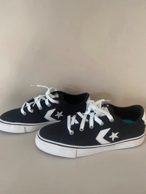 Svarta Converse sneakers - Snygga svarta Converse sneakers med vit sula och vita skosnören. Helt nya!!