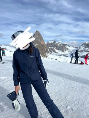 Marinblått skidset från Peak Performance  - Supersnyggt matchande skidset från Peak Performance. Priset är för jackan och byxorna.  Storlek på byxorna är XS Storlek på jacka är M Passar mig bra som är 172 o brukar ha xs/s. Kom provat för fler bilder på jackan eller annat🩵