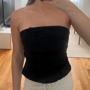 korsett - svart korsettopp med dragkedja i bak från Zara, knappt använd 