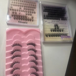 Mixade lösögonfransar alla för 139 kan sänka ner lite - Säljer flera förpackningar lösögonfransar i olika stilar och längder. Fransarna kommer i både individuella kluster och hela remsor, perfekta för att skapa olika looks. Förpackningarna är i plast och fransarna är svarta med naturlig och dramatisk volym.