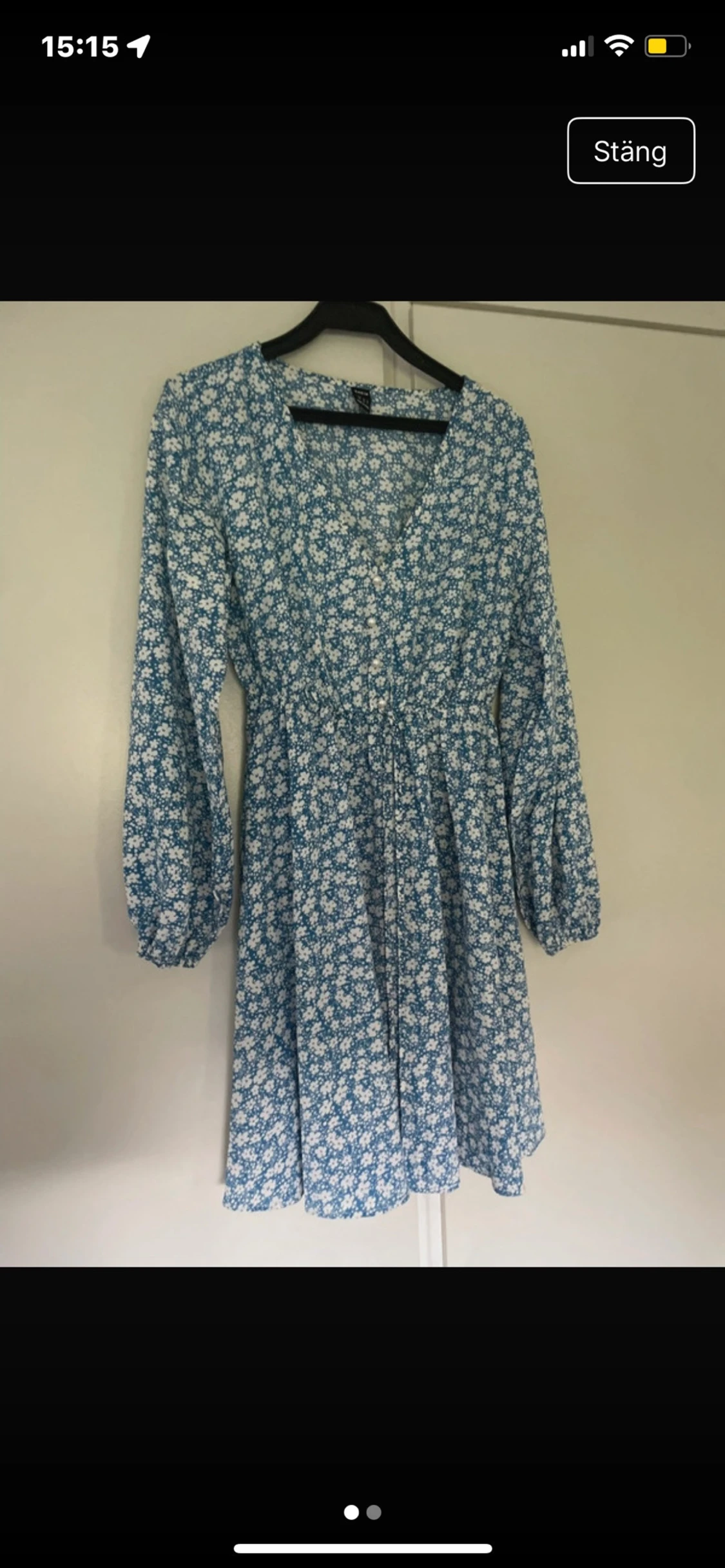 Blå blommig kortklänning med v-ringning - 1