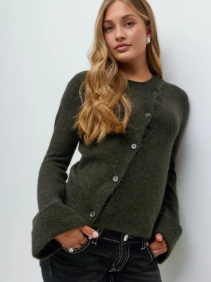 Mörkgrön kofta med sned knäppning - Trendig mörkgrön kofta med sned knäppning framtill och vida ärmslut. Mjuk och fluffig känsla, perfekt för lager-på-lager. Snygg detalj med synliga knappar och rå kant nedtill. Passar till både jeans och kjol.
