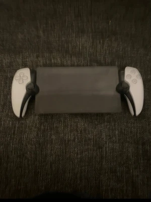PlayStation Portal handkontroll - Säljer en PlayStation Portal som jag fick i julklapp 2025. Använd väldigt lite och är i mycket bra skick, fungerar felfritt. Inga repor eller skador.  Originalkartong och tillbehör medföljer. Perfekt för dig som vill spela PS5 trådlöst hemma.  Säljes pga kommer inte till användning. 