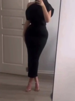 Svart klänning  med oneshoulder - Säljer en elegant svart långklänning med oneshoulder-design. Klänningen har en figurnära passform som framhäver siluetten och är perfekt för dig som gillar stilrena och trendiga plagg. Materialet känns mjukt och följsamt mot kroppen. Köptes för 900kr från Labelnue och pris kan diskuteras den är bara använd 1 gång. Storlek 36-38 