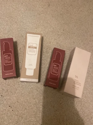 Hudvårdsbas från Klairs & Dr. Ceuracle - Säljer ett kit med hudvårdsbasprodukter från Klairs och Dr. Ceuracle. Innehåller brun glasflaska med pump, vit tub med blå etikett och en genomskinlig flaska med vit kork och rosa etikett. Perfekt för dig som vill ha återfuktande och vegansk hudvård. Säljer för 150 kr styck eller 500 för allt. Fråga gärna och jag kan diskutera pris!!!!! Kan gå ner mycket!!! ❤️ 