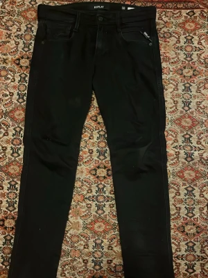 Replay Anbass - Tja, Säljer ett par svarta replay jeans i slim fit i nyskick , storleken är 30 L och 29 W.
