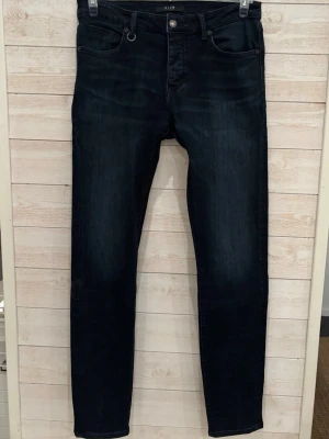 NEUW jeans  - Feta mörk blå jeans från NEUW🤩||| size: W33 L34 Iggy skinny ||| nypris: 1349kr ||| skriv vid minsta fundering/// GC
