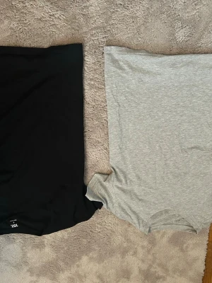 Två basic t-shirts i svart och grå - Jag säljer två T-shirtar från lager hm storlek S. En är grå och en svart. De e i väldigt fint skick.