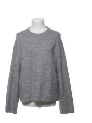 Grå stickad tröja  - Grå stickad tröja från gina tricot i storlek xs. Den är köpt på sellpy men säljer då den inte kommit till användning. Pris kan diskuteras💕