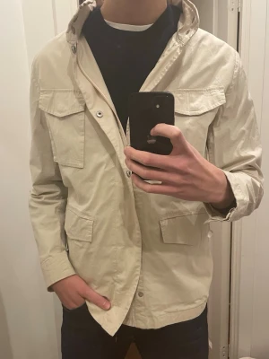 John Henric Field Jacket - Beige/vit Field Jacket från John Henric i storlek M. Den är tunn, i bra skick och passar perfekt till våren. 