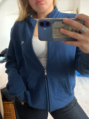 Blå zip hoodie från Champion - Blå hoodie med dragkedja från Champion. Superskön och lite oversized.