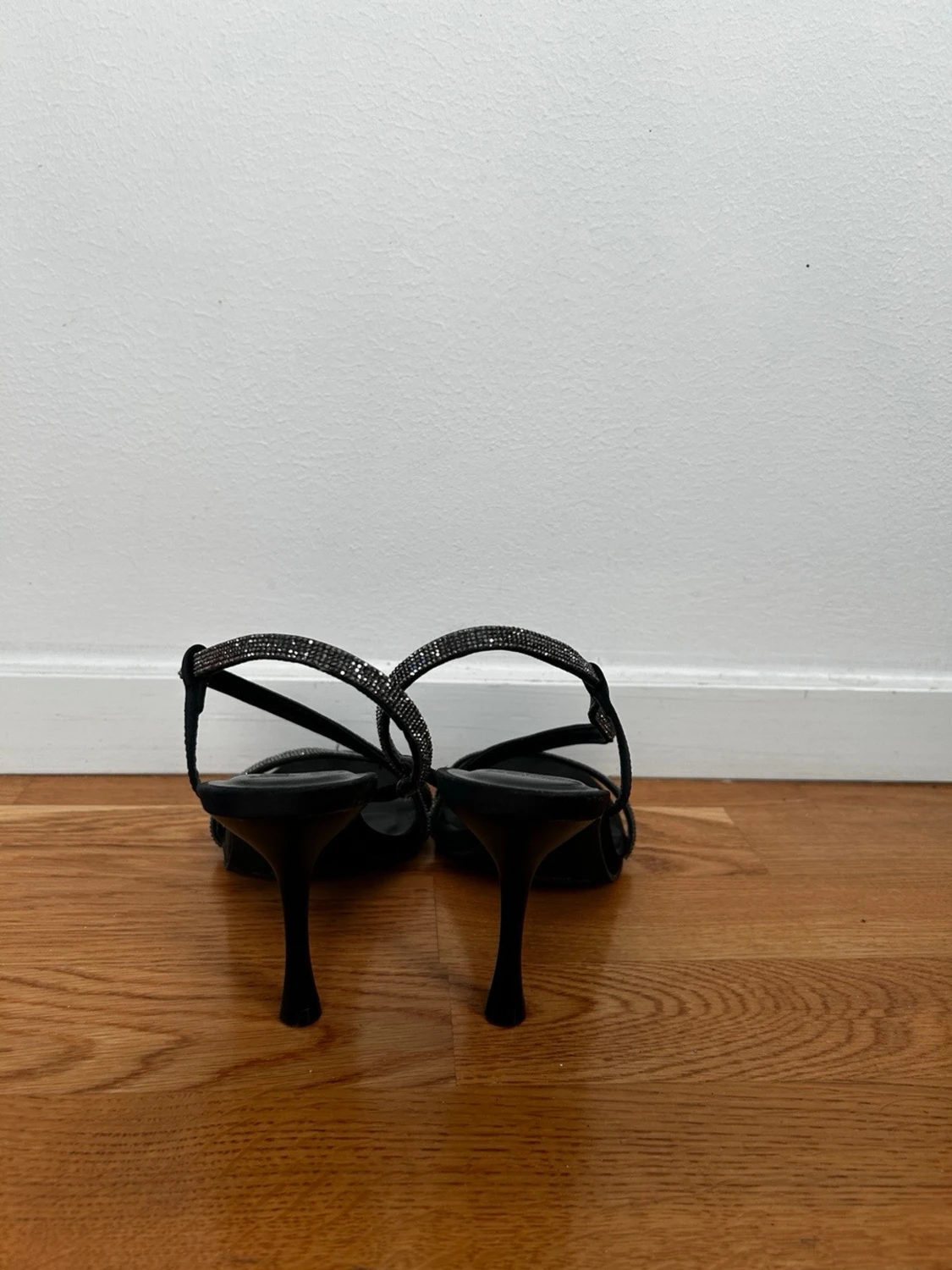 Svarta pumps med smala remmar - 1