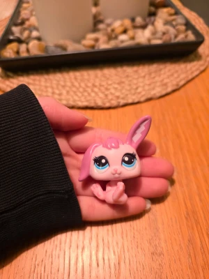 Littlest pet shop - Littlest pet shop kanin Finns fler i min profil för samfrakt. Följ gärna mitt konto då jag kommer lägga upp fler figurer😊