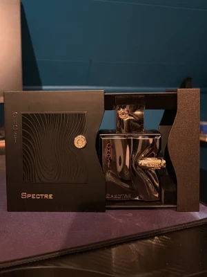 Spectre Ghost av French Avenue - God och unik parfym från French Avenue, modell Spectre Ghost. Spectre Ghost är en välgjord parfym som är inspererad av den välkända Nishane Ani. Det är en exceptionell doft men noter av bland annat Bergamot, Cardamom och Vanilj. Vätskan ligger på ca 98% full, använd fåtal gånger. Rekomenderar starkt!