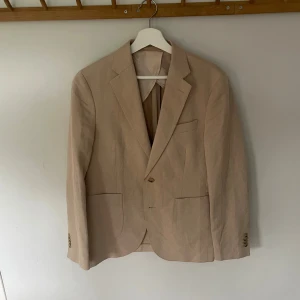 Beige kavaj från A days march  - Kavaj från A days march storlek 50. Använd en hel del men fortfarande i fint skick!